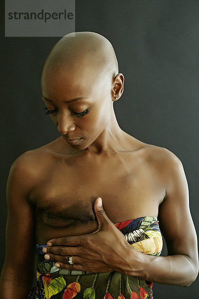 Afroamerikanische Krebsüberlebende mit Mastektomienarbe