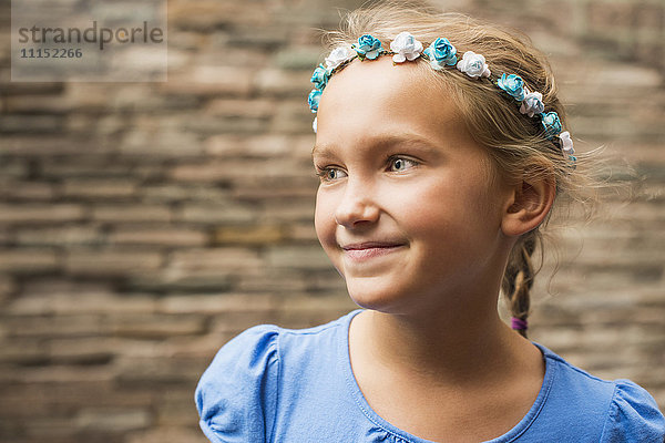 Lächelndes kaukasisches Mädchen mit Blumenkrone