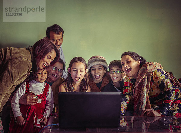 Mehrgenerationen-Familien-Videochat auf dem Laptop