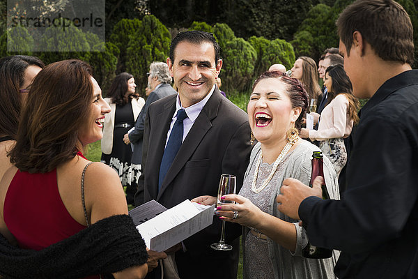 Hispanische Familie lacht bei der Hochzeit