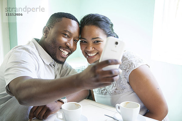 Lächelndes Paar  das ein Selfie mit dem Handy macht