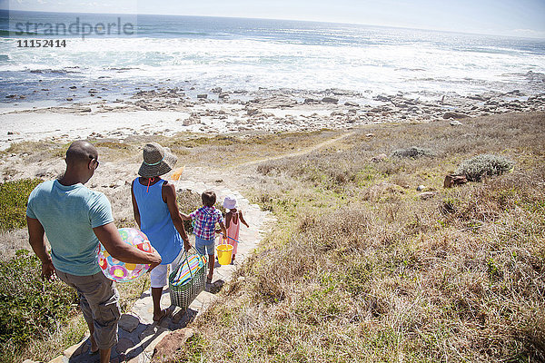 Gemischtrassige Familie auf dem Weg zum Strand
