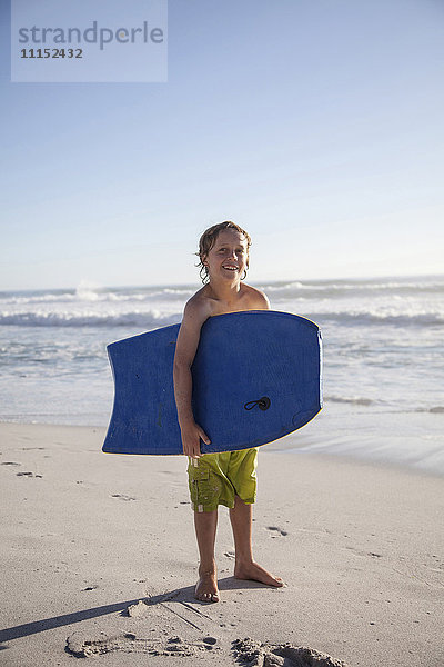 Weißer mit Boogie Board am Strand