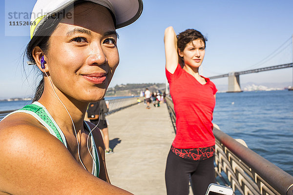 Läufer  der sich auf einer städtischen Fußgängerbrücke streckt  San Francisco  Kalifornien  Vereinigte Staaten