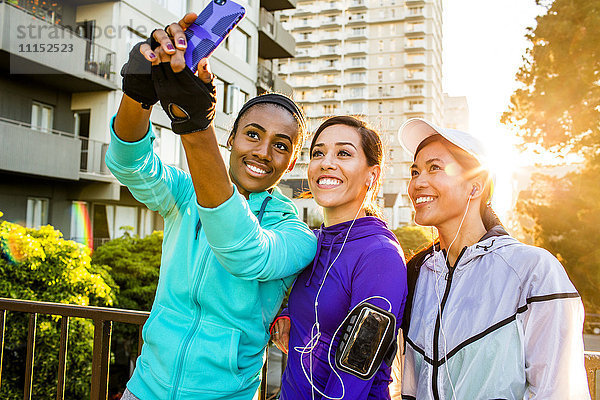 Läufer machen Selfie in der Stadt