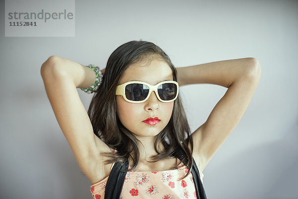 Gemischtrassiges Mädchen mit Make-up und Sonnenbrille