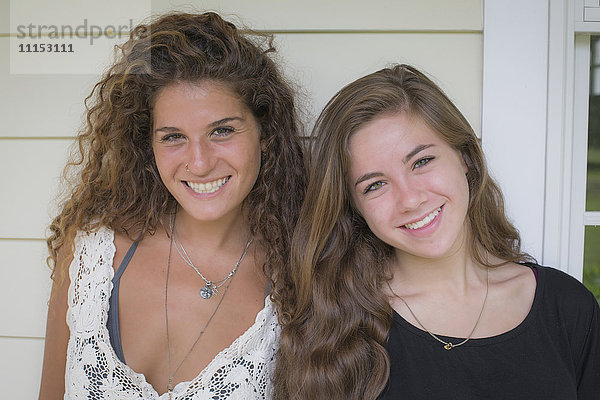 Kaukasische Teenager-Mädchen lächelnd im Freien