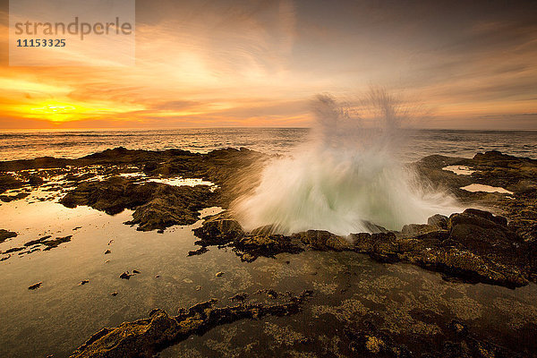 Meereswellen  die bei Sonnenuntergang in Thor's Well brechen  Cape Perpetua  Oregon  Vereinigte Staaten