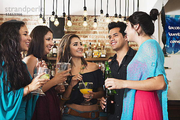 Hispanische Freunde beim Trinken in einer Bar