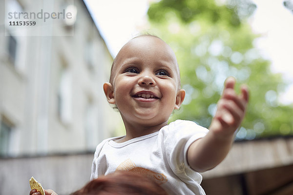 Gemischte Rasse Baby Junge lächelnd im Freien