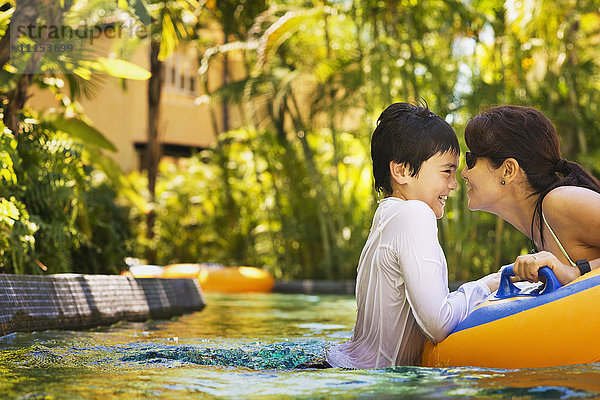 Mutter und Sohn schwimmen im Pool