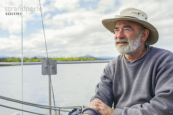 Kaukasischer Mann beim Segeln auf einem Boot