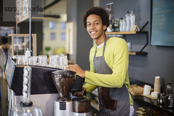 Gemischtrassige Barista in einem Kaffeehaus