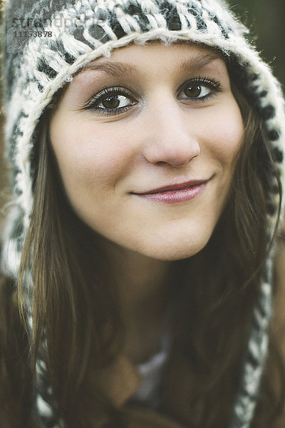 Nahaufnahme einer lächelnden kaukasischen Frau mit gestrickter Mütze