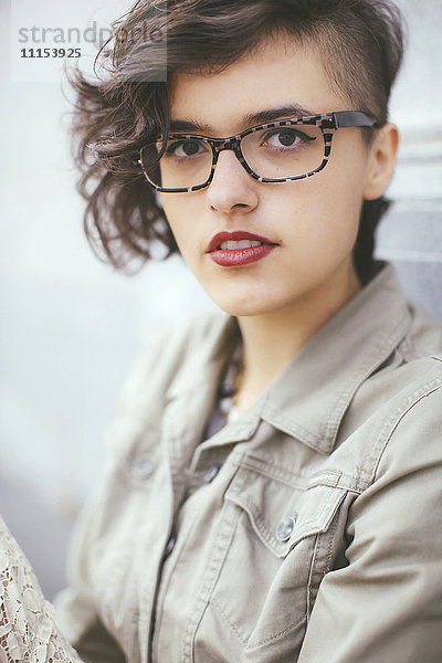 Stilvolle kaukasische Frau mit Brille