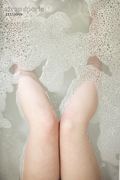 Hohe Winkel Ansicht der Beine der Frau Einweichen in Badewanne