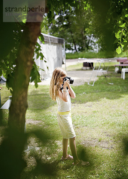 Kaukasisches Mädchen fotografiert im Hinterhof