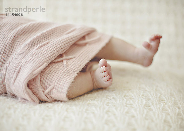 Nahaufnahme der Füße eines neugeborenen Mädchens