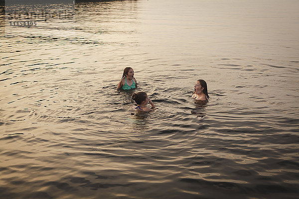 Kaukasische Mädchen schwimmen im See