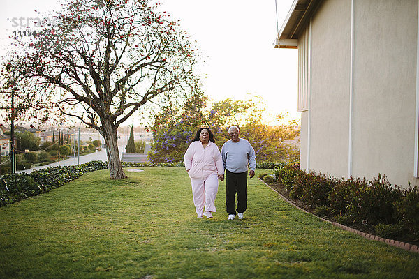 Paar geht im Hinterhof eines Wohnhauses spazieren