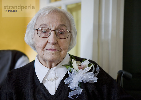 Ältere kaukasische Frau mit Blumenkorsett