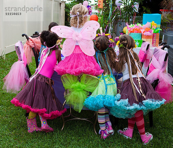 Mädchen spielen Verkleiden auf einer Geburtstagsfeier