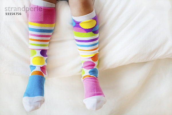 Nahaufnahme eines Kindes mit bunten Socken