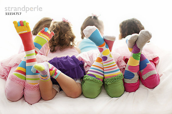 Rückansicht von Mädchen mit bunten Socken