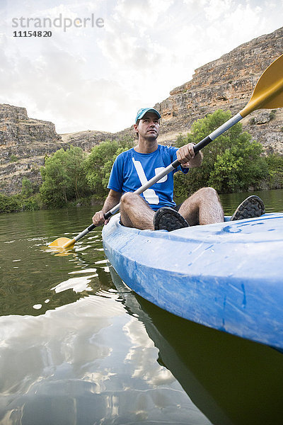 Spanien  Segovia  Mann im Kanu in Las Hoces del Rio Duraton