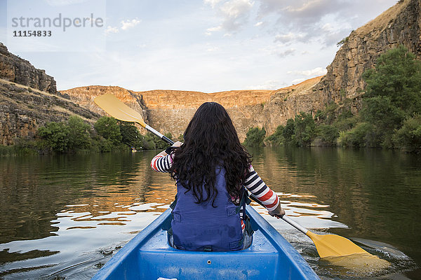 Spanien  Segovia  Frau im Kanu in Las Hoces del Rio Duraton