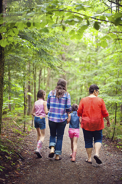 Drei Generationen von kaukasischen Frauen beim Spaziergang im Wald