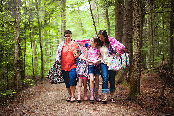 Drei Generationen von kaukasischen Frauen beim Spaziergang im Wald