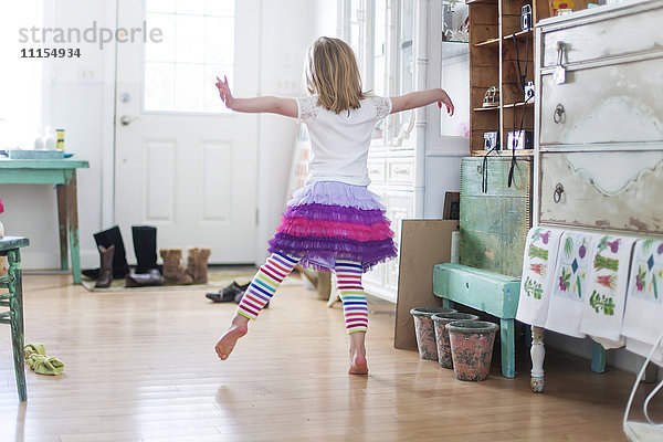 Mädchen tanzt im Wohnzimmer