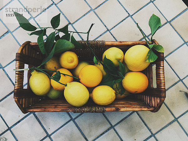 Korb mit Zitronen auf dem Tisch