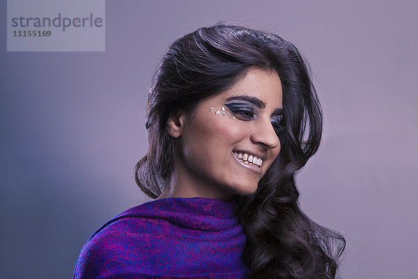 Nahaufnahme einer glamourösen lächelnden pakistanischen Frau