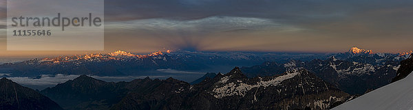 Italien  Gressoney  Alpen  Quinta Sella Hütte  Sonnenaufgang über dem Mont Blanc