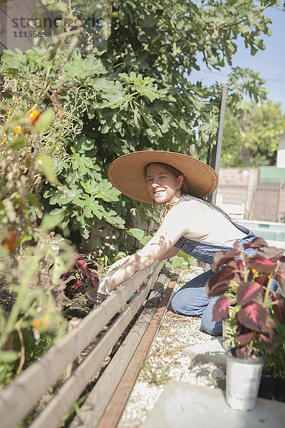 Gemischtrassiger Bauer arbeitet im Garten
