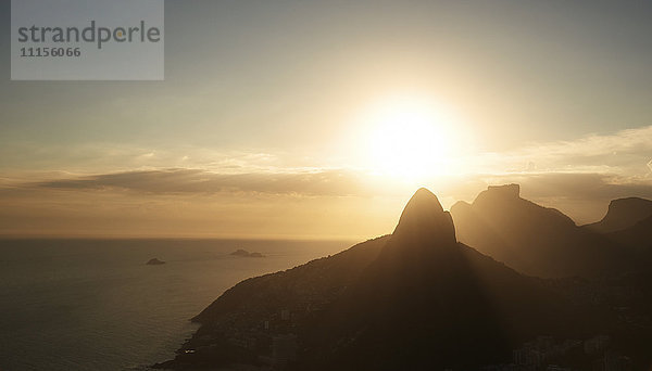 Brasilien  Rio de Janeiro  Sonnenaufgang an der Atlantikküste