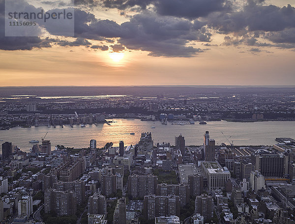 USA  New York City  Luftaufnahme von Midtown Manhattan in der Dämmerung
