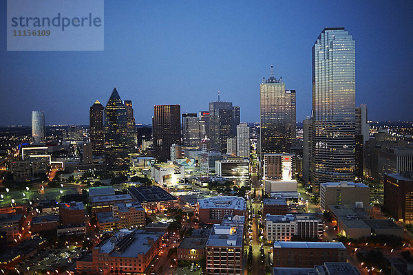USA  Texas  Luftaufnahme der Skyline von Dallas am frühen Abend