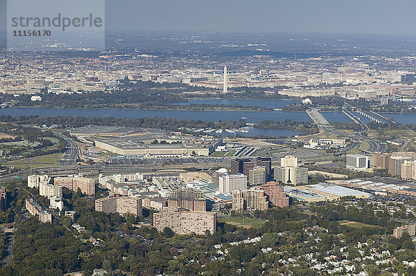 USA  Luftaufnahme über South Arlington  Virginia mit Blick über den Potomac River auf Washington  D.C.