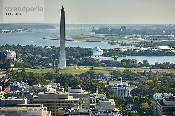 USA  Luftaufnahme von Washington  D.C. mit The White House  Washington Monument  Jefferson Memorial  Potomac River und National Airport.
