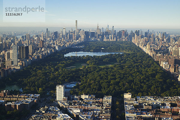USA  New York City  Blick zum Central Park  Richtung Midtown Manhattan