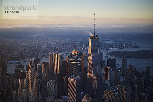 USA  New York  New York City  Stadtbild mit World Trade Center und Hudson River  Brooklyn im Hintergrund