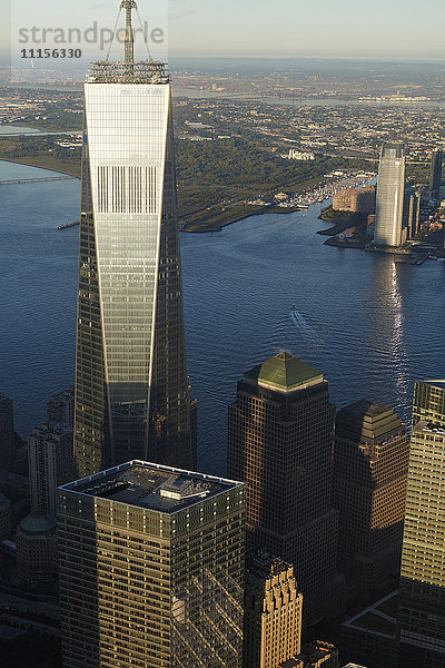 USA  New York  New York City  Stadtbild mit World Trade Center über den Hudson River nach Jersey City  New Jersey