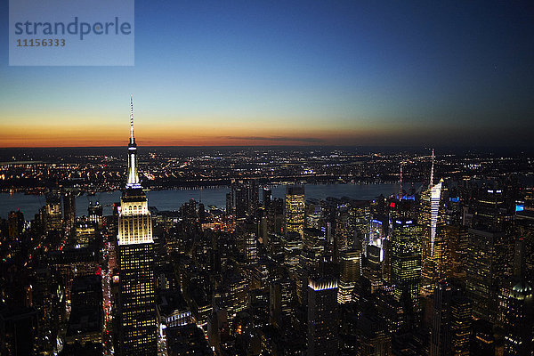 USA  New York State  New York City  Stadtbild mit Empire State Gebäude bei Sonnenuntergang