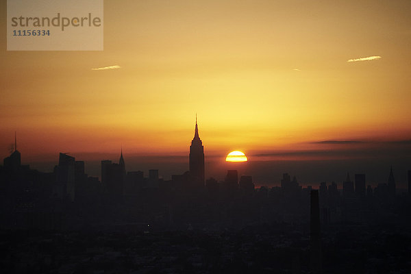 USA  New York State  New York City  Stadtbild mit Empire State Gebäude bei Sonnenaufgang