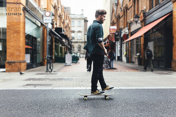 Irland  Dublin  junger Skateboarder auf der Straße