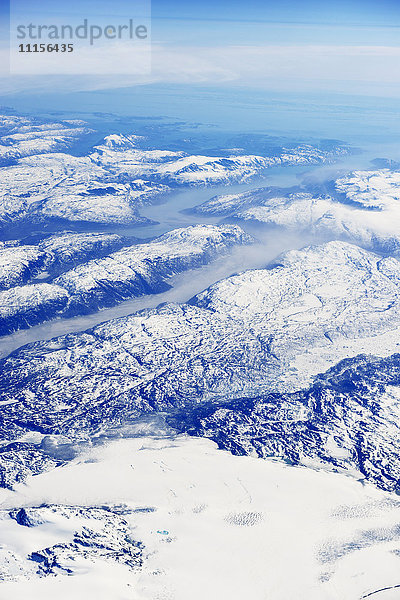Grönland  Blick aus dem Flugzeugfenster auf Gletscher  Fjorde  Meer und Berge