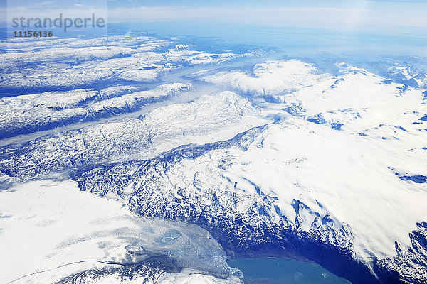 Grönland  Blick aus dem Flugzeugfenster auf Gletscher  Fjorde  Meer und Berge
